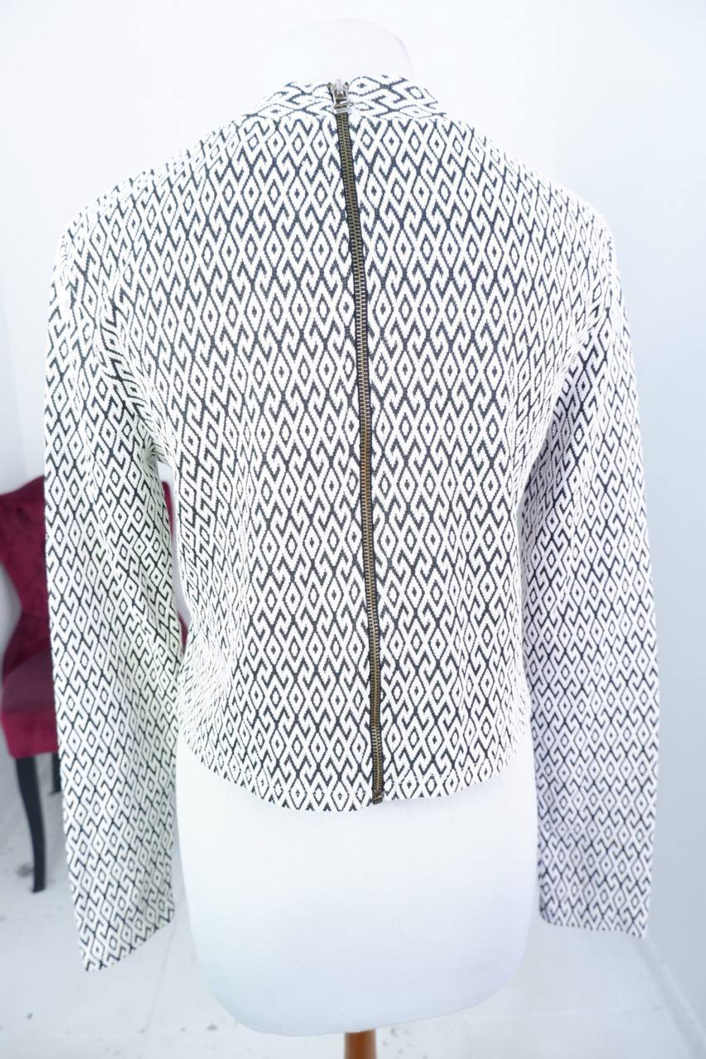 Блузка ONLY TREND из плотной ткани, держит форму, с молнией на спине, маркировка L, 48 размер