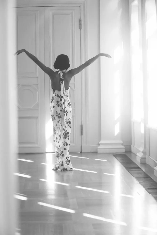 Alia maxi, платье макси с чокером из черного атласа с цветочным принтом