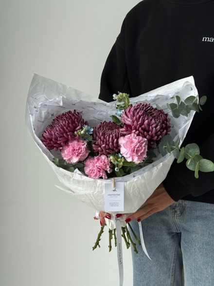 Букет из хризантемы бигуди, диантусов, оксипеталума и эвкалипта