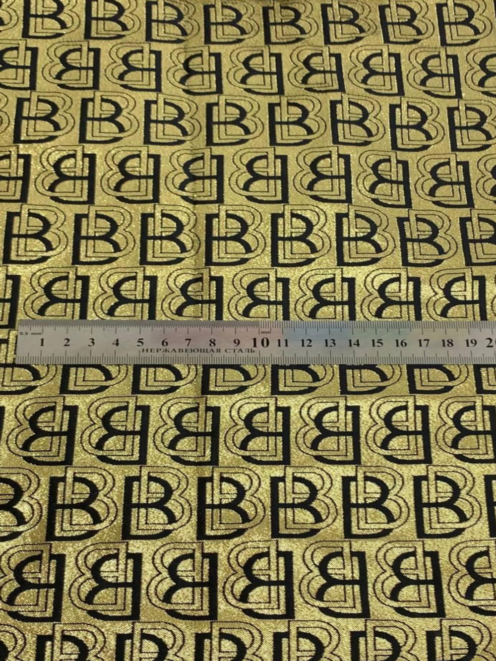 Костюмная жаккард буквы, черный/золото FC#51