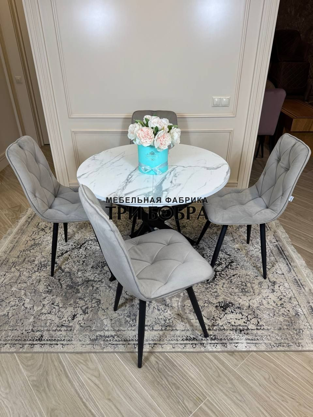 Круглый раздвижной стол "Лофт", белый мрамор и стулья "Ральф" серые