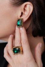 Кольцо прямоугольный зеленый кристалл в рамке, оттенок золото антик