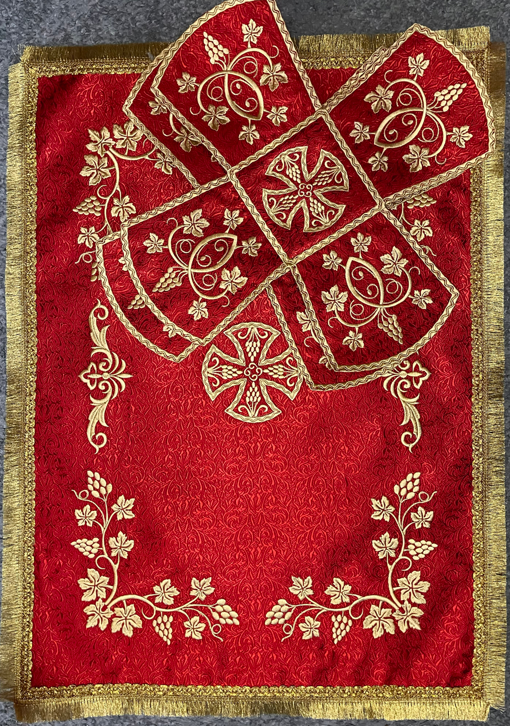 Покровцы красного цвета из парчи с вышивкой