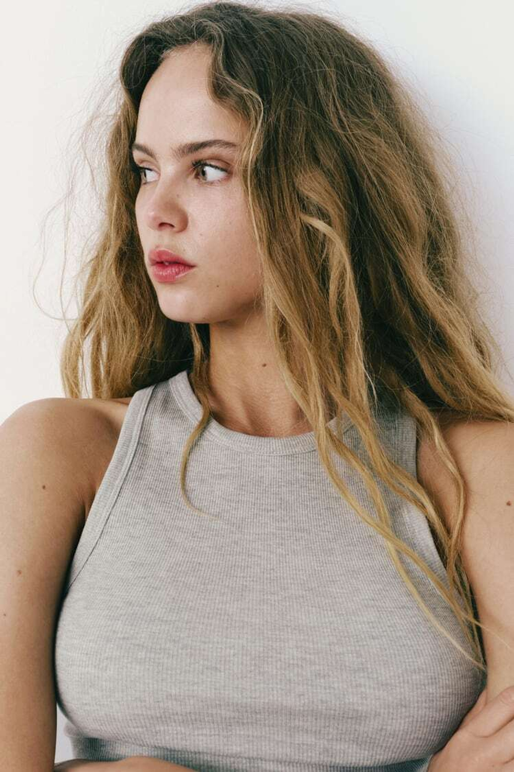 ZARA УКОРОЧЕННЫЙ ТОП В РУБЧИК С ГОРЛОВИНОЙ ХАЛТЕР, СЕРЫЙ С МЕЛАНЖЕВЫМ ЭФФЕКТОМ