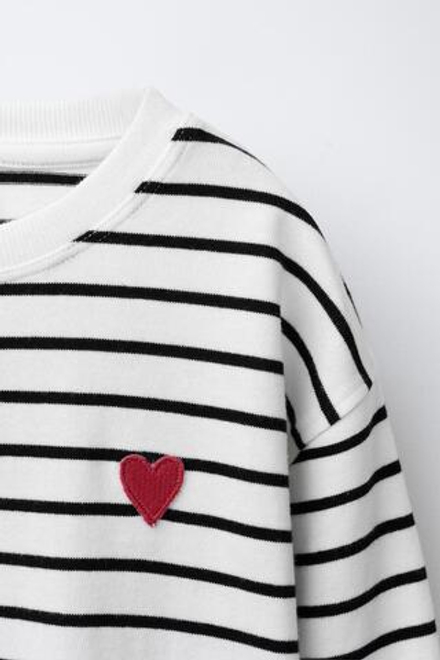 ZARA ФУТБОЛКА В ПОЛОСКУ С СЕРДЦЕМ, ПОЛОСКИ