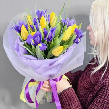 Букет из тюльпанов и ирисов