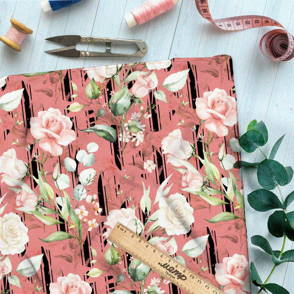 Ткань блэкаут нежные розы на коралловом фоне с рисунком