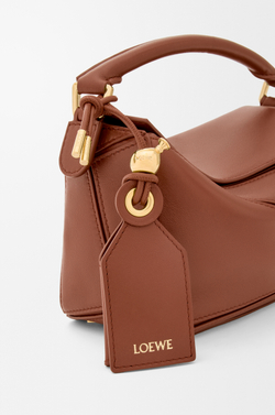 Loewe Сумка-мини Puzzle Featherlight из овечьей кожи наппа, коричневый