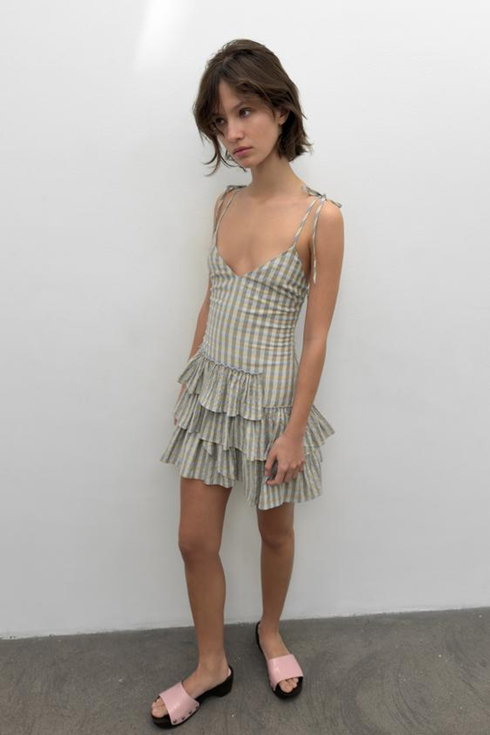 ZARA МИНИ-ПЛАТЬЕ В КЛЕТКУ С ВОЛАНАМИ, СЕРЫЙ/БЕЖЕВЫЙ