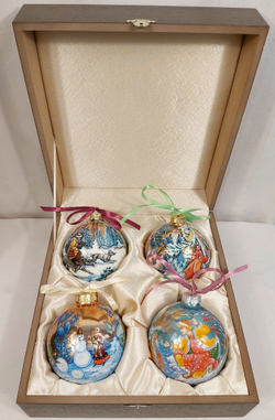 Сувенирный набор из 4-х новогодних шаров с ручной росписью