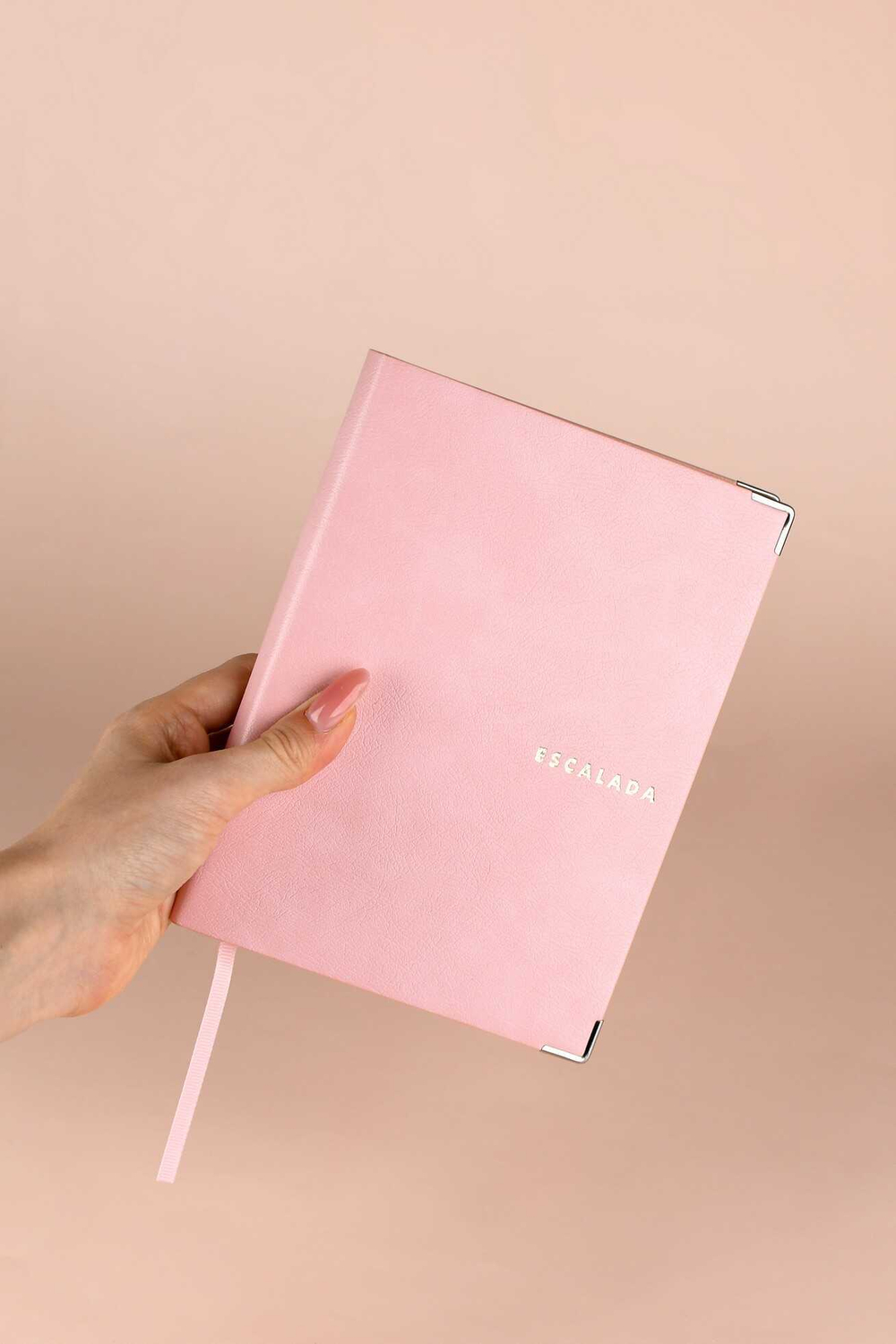Ежедневник недатированный ESCALADA, А6+, 160 л., арт. 70684/ 20 АНРИ РОЗОВЫЙ (кожзам: 126х174 мм, интегральный переплёт, материал обложки: искусственная кожа "Анри"; способ крепления блока: ниткошвейный; декор: металлические уголки, тиснение фольгой;