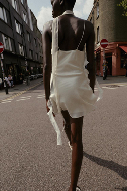 ZARA КОРОТКОЕ ПЛАТЬЕ С БЛЕСТКАМИ И ВОЛАНАМИ, ЭКРЮ