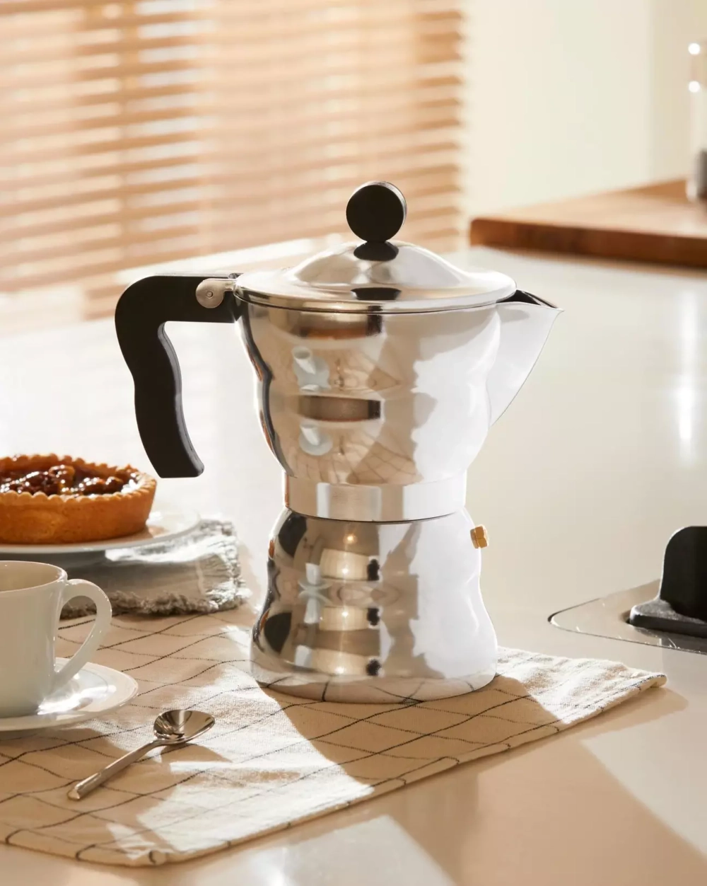 Alessi - Алюминиевая Турка кофеварка  высокого давления Moka Alessi на 6 чашек. / артикул   AAM33/6  / GTIN 8003299968084