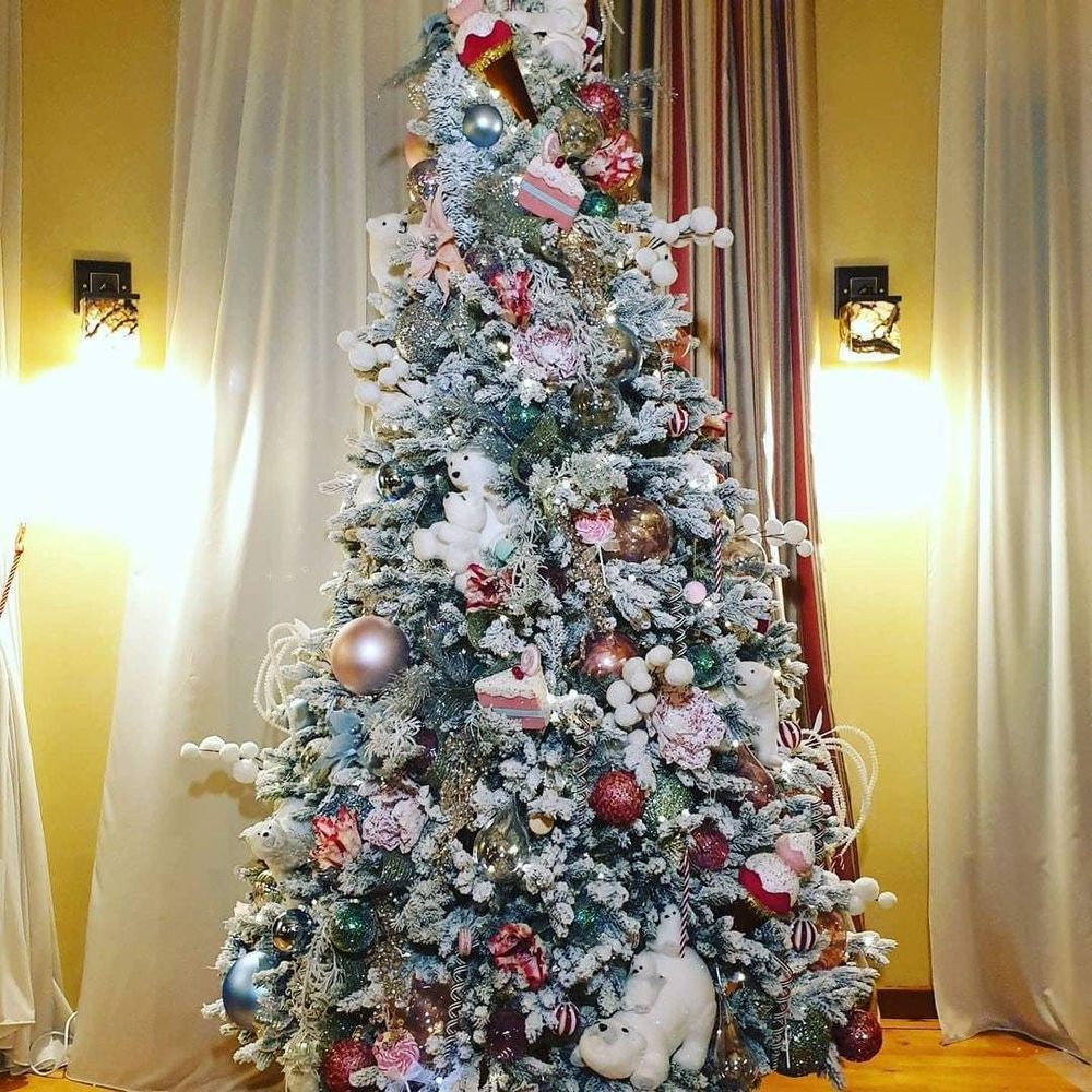 Заснеженная ель с гирляндой «Россо» теплый свет (Литая+пвх) 240 см / 2,4 м