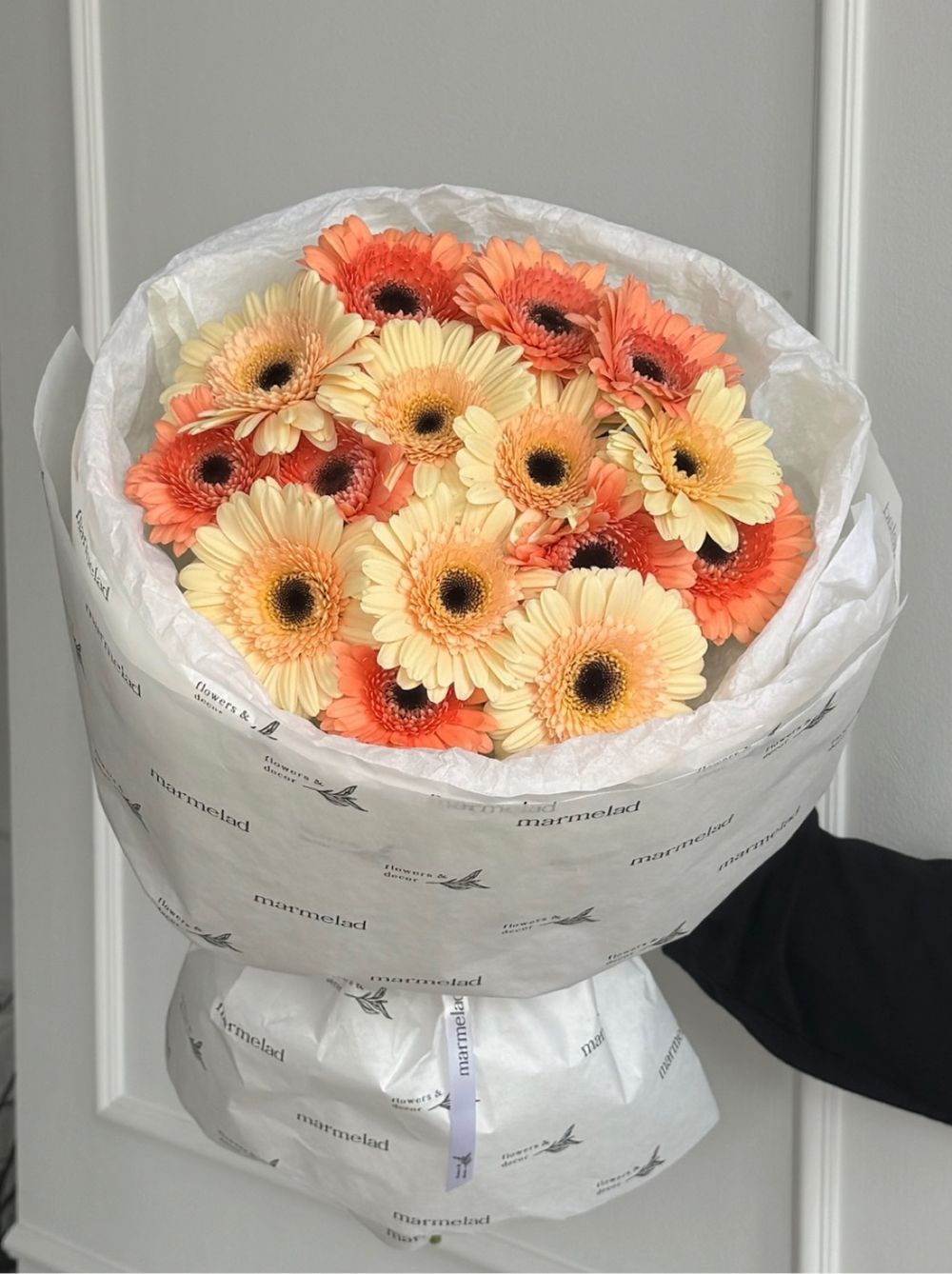 Букет из 15 минигербер кремовых оттенков