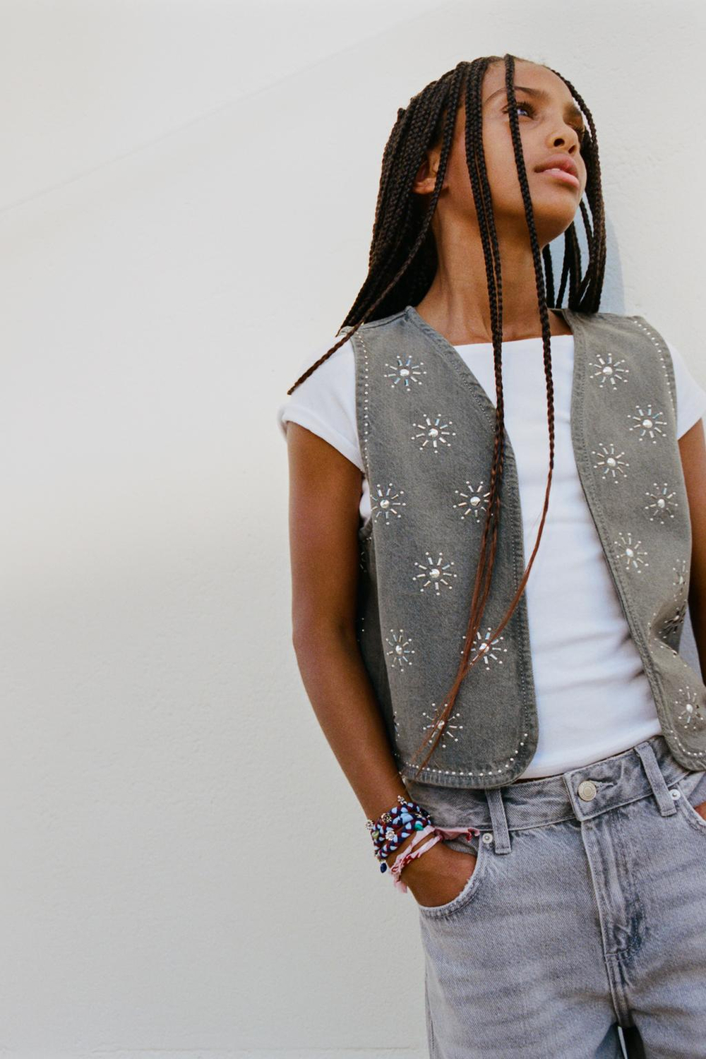 ZARA ДЖИНСОВЫЙ ЖИЛЕТ СО СТРАЗАМИ, АНТРАЦИТОВО-СЕРЫЙ