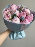 Букет 13шт пионов с незабудками в оформлении