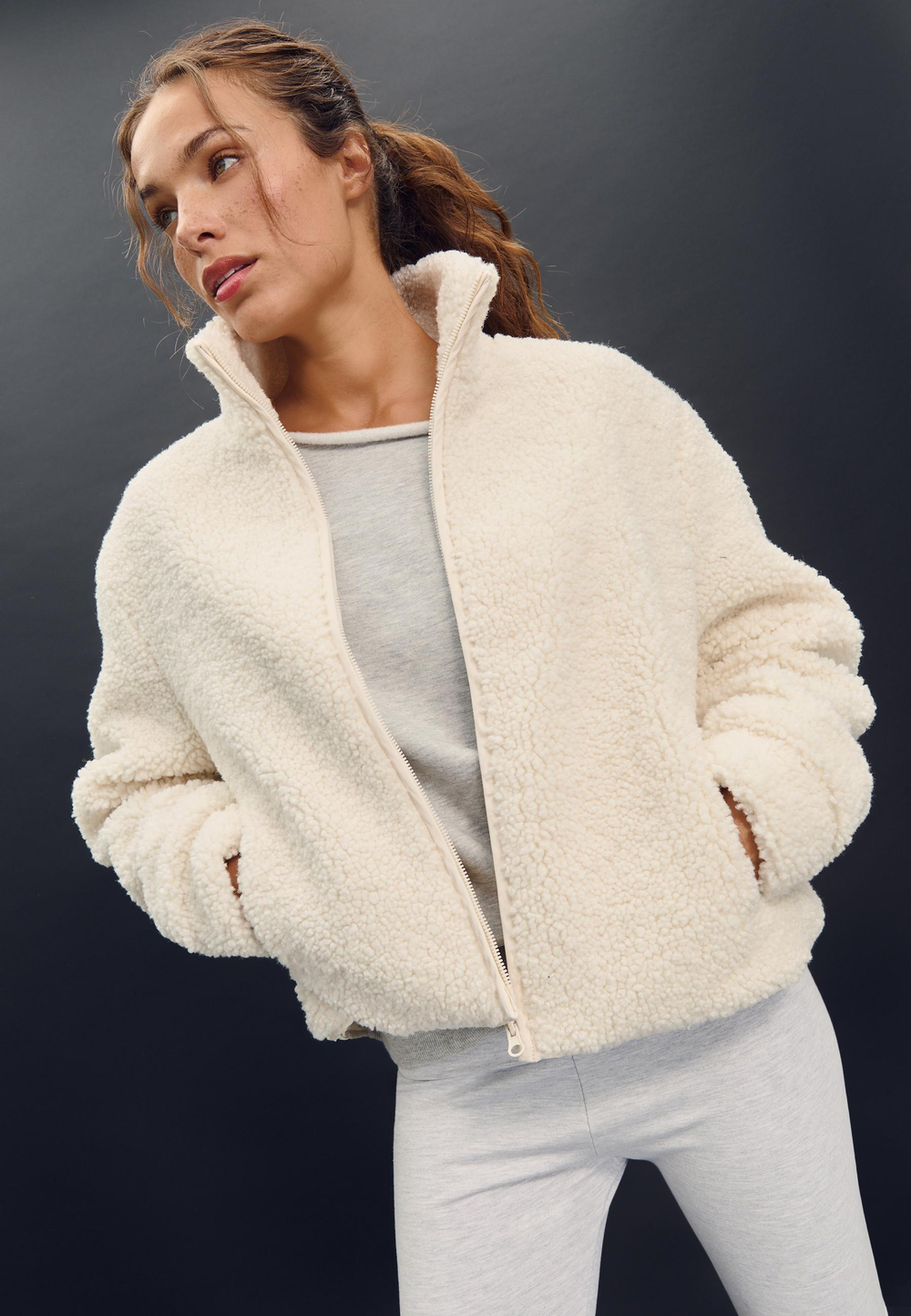 STRADIVARIUS Шуба из искусственной овчины на молнии, ванильный