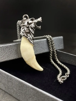 Крупная подвеска Волчий Клык на длинной цепочке