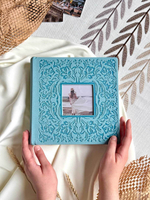 Фотоальбом Делюкс на 200 фото 10х15 см, бум. листы, книж. переплет, с окном suede gri mavi "голубой под замшу"