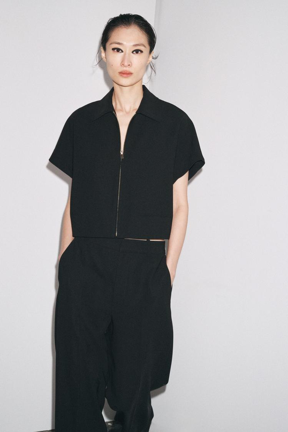 ZARA УКОРОЧЕННАЯ КУРТКА — ZW COLLECTION, ЧЕРНЫЙ