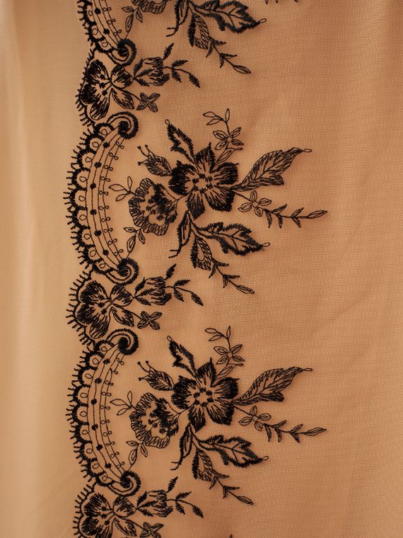 05-73 Вышивка на неэл. сетке 18 см, бежевый/черный (левая)