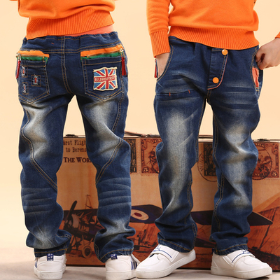 Джинсы с потертостями и задними карманами на молнии