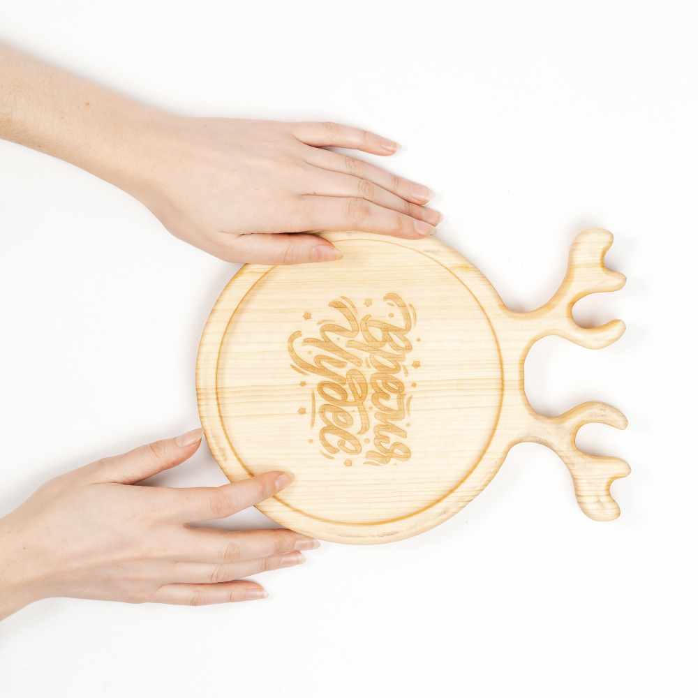 Деревянная менажница из кедра для подачи блюд и закусок с гравировкой "Время чудес"