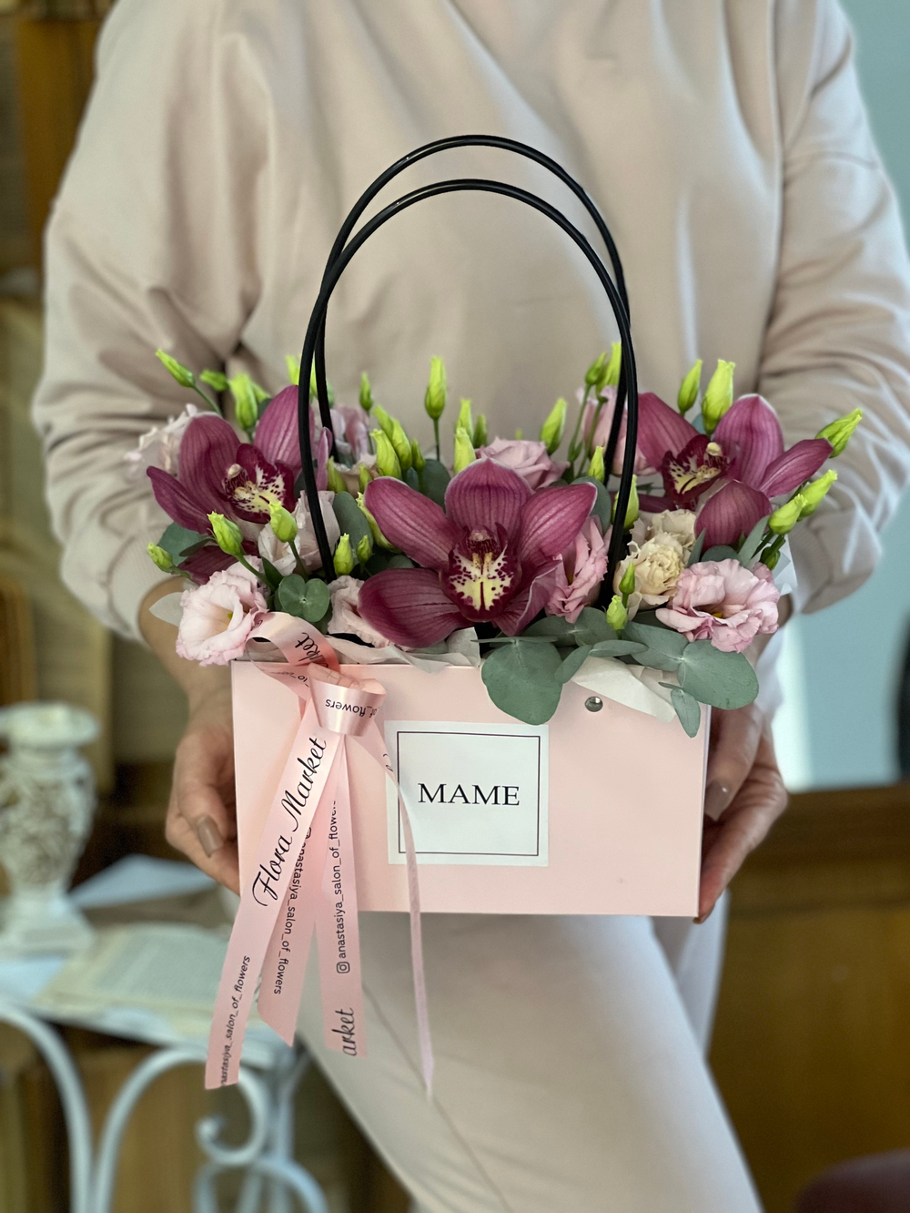 Композиция из орхидеи цимбидиум, лизиантуса и эвкалипта