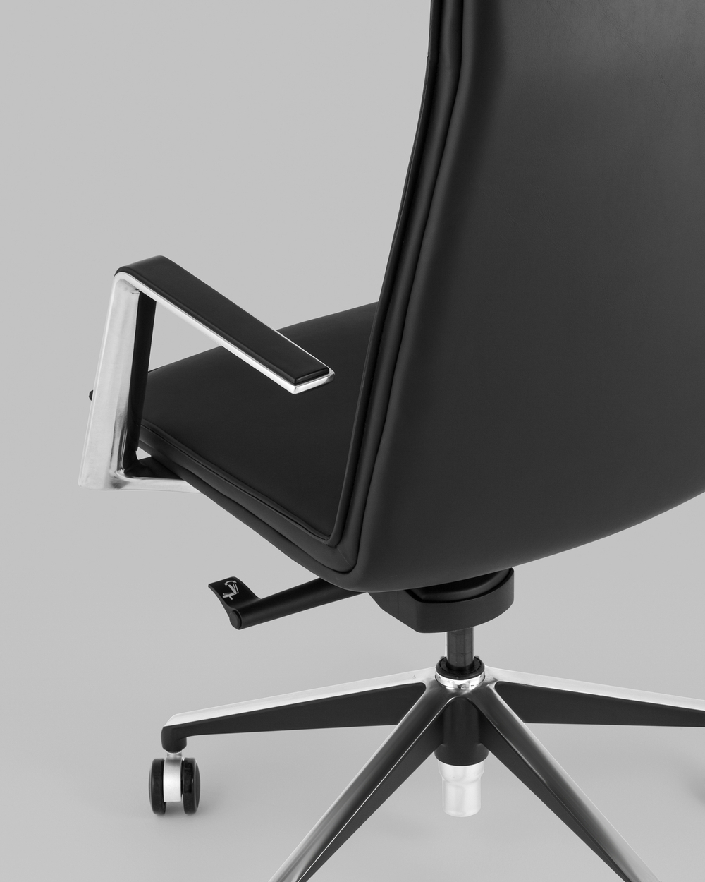 Кресло руководителя TopChairs Arrow черный