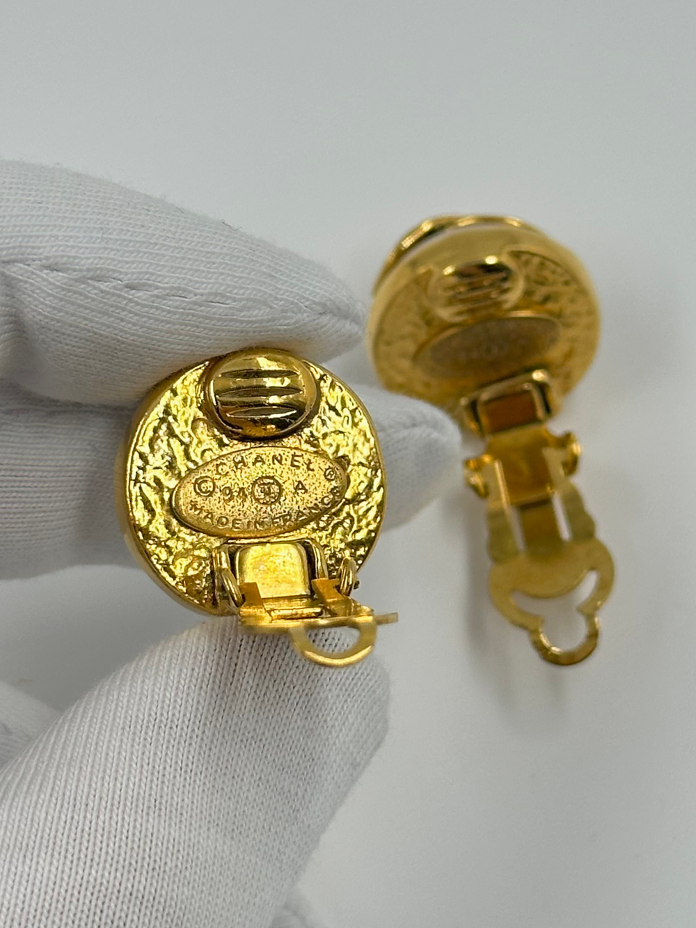 Клипсы Chanel с «жемчугом» и лого