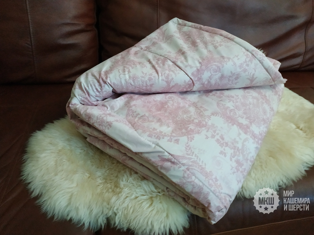 Одеяло из верблюжьего пуха ERDENET (Монголия) 150x200 см. - розовый орнамент