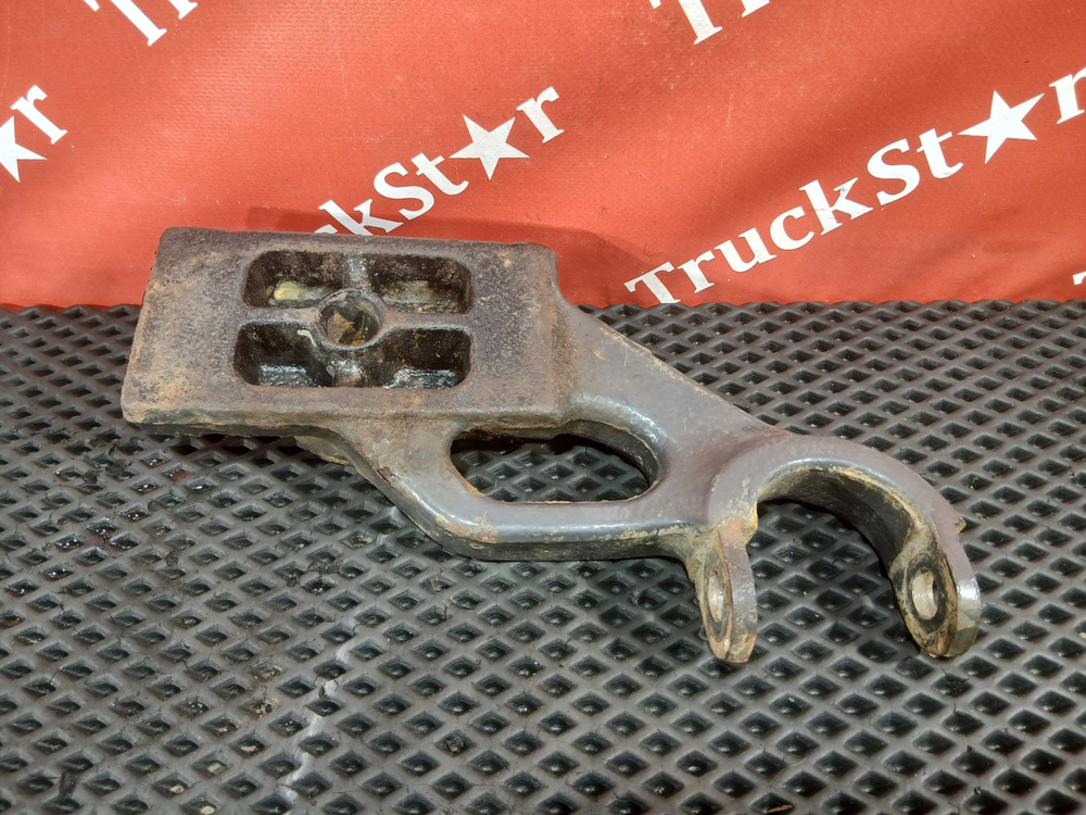 Кронштейн амортизатора переднего левого