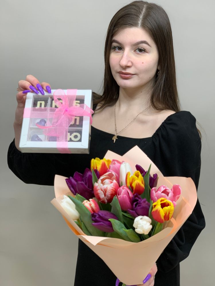 Подарочный набор из 15 тюльпанов + шоколад ЛЮБЛЮ