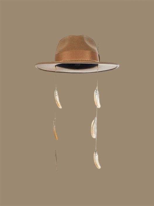 Шляпа федора FF03 широкополая с прямыми полями из шерсти с декором из перьев/кэмэл / MYARI