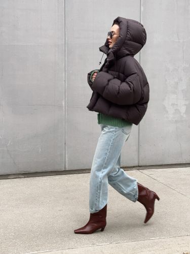 Укороченный пуховик шоколадного цвета с капюшоном