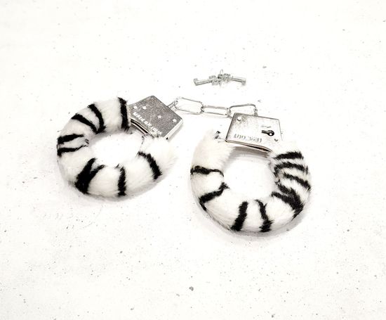 Наручники меховые, зебра