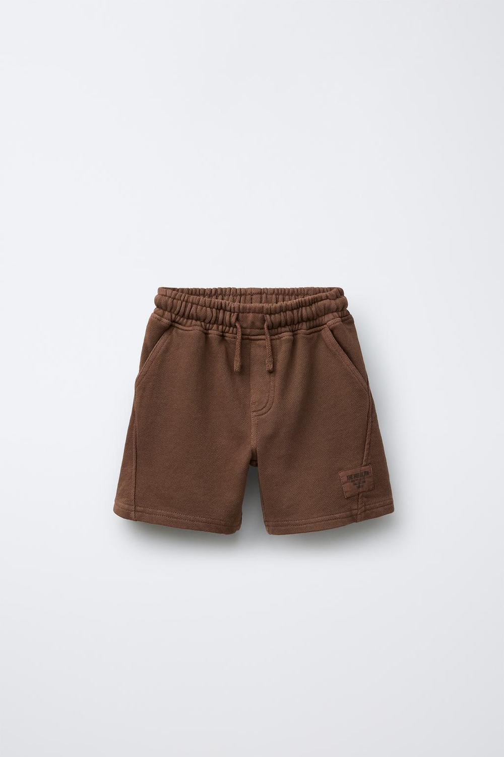 ZARA ШОРТЫ ИЗ МЯГКОЙ ТКАНИ С НАШИВКОЙ, КОРИЧНЕВЫЙ