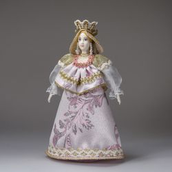 Сувенирная кукла в девичьем праздничном наряде