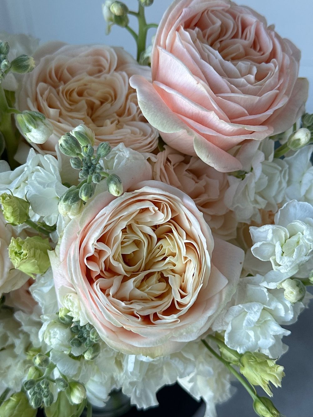 Свадебнй букет из одноголовых пионовидных роз, лизиантуса, маттиолы и диантусов