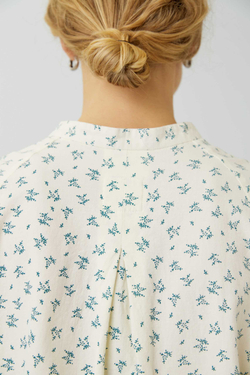 Рубашка покроя реглан молочная с синими веточками