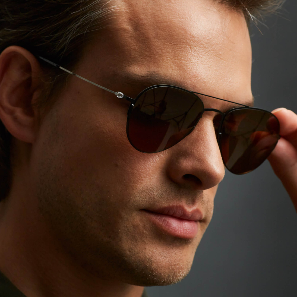 Черные солнцезащитные очки из титана с коричневыми линзами. Модель 08