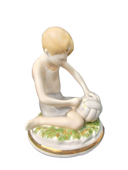 Фарфоровая статуэтка "Юный футболист" Чудово