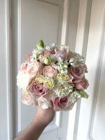 Свадебный букет из одноголовых роз, маттиолы, диантусов, кустовых пионовидных роз и лизиантуса