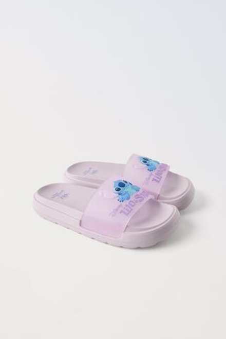 ZARA ВИНИЛОВЫЕ ШЛЕПАНЦЫ С ПРИНТОМ «ЛИЛО И СТИЧ» © DISNEY, ЛИЛОВЫЙ