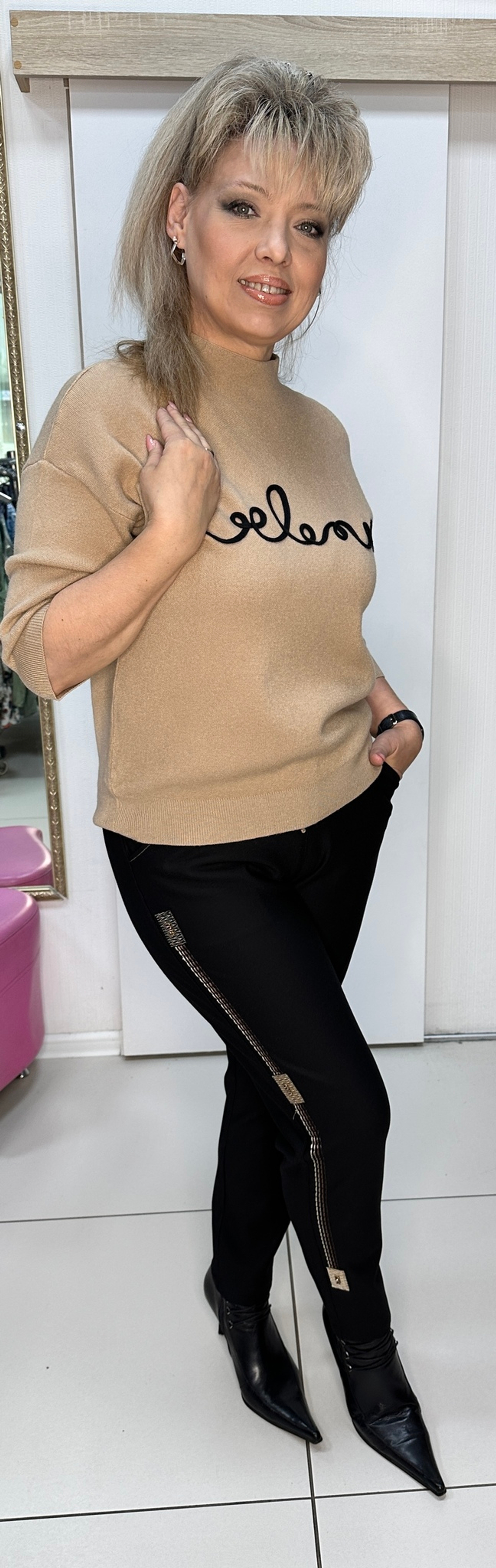 Черные брюки на резинке с бежевым принтом