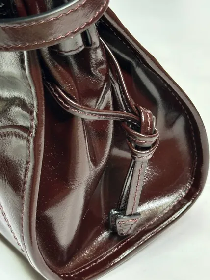 Маленькая кожаная сумка Prada через плечо, темно-коричневый