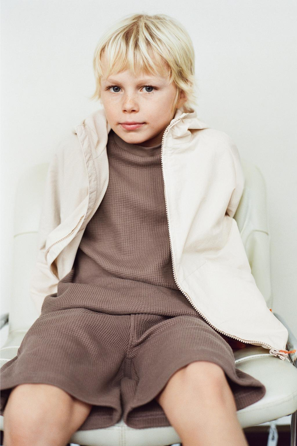 ZARA КОМПЛЕКТ ИЗ ФУТБОЛКИ И ШОРТОВ ИЗ РИФЛЕНОЙ ТКАНИ, КОРИЧНЕВЫЙ