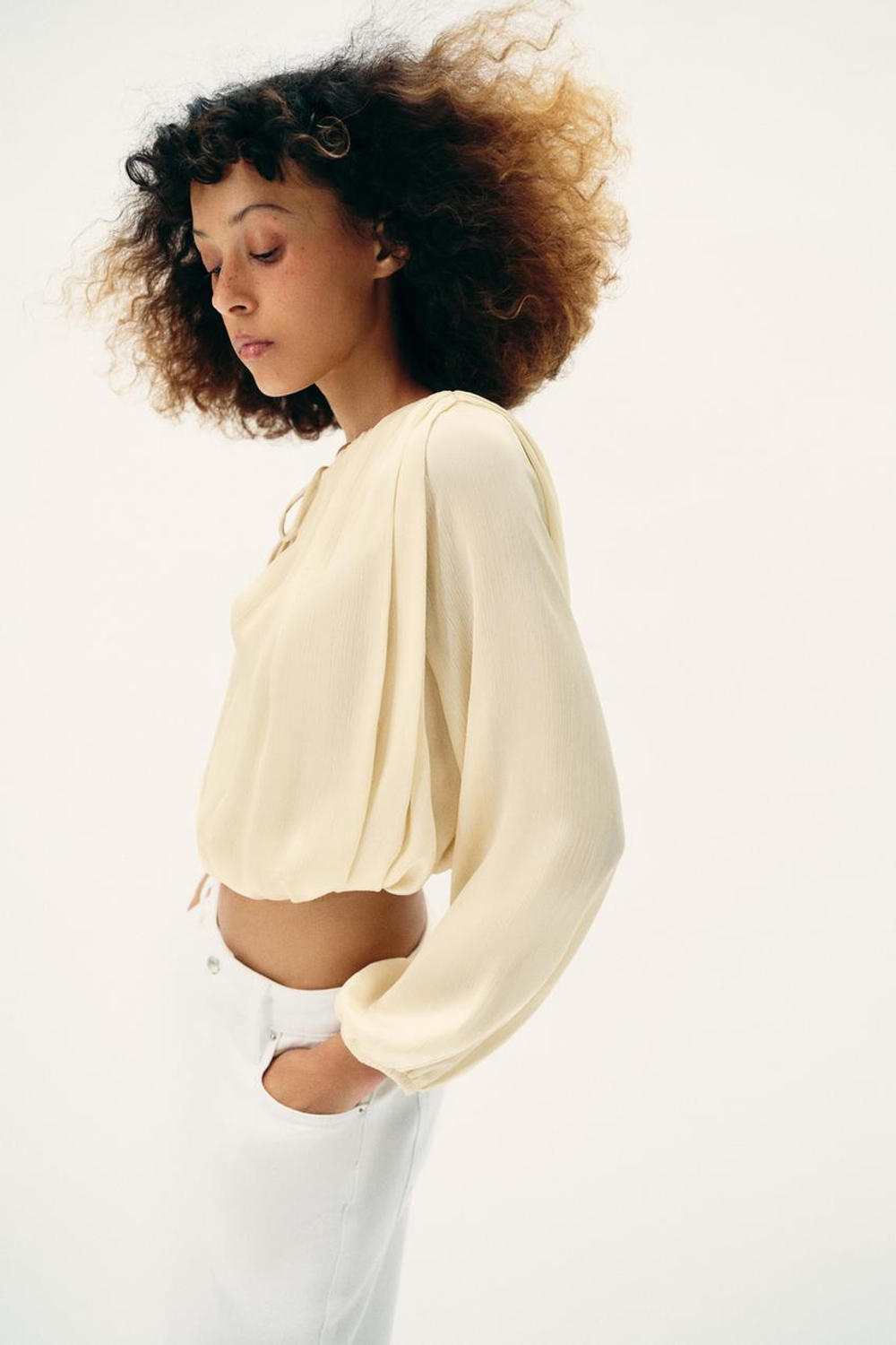 ZARA АТЛАСНАЯ БЛУЗА ОБЪЕМНОГО КРОЯ, ЖЕЛТОВАТО-БЕЛЫЙ
