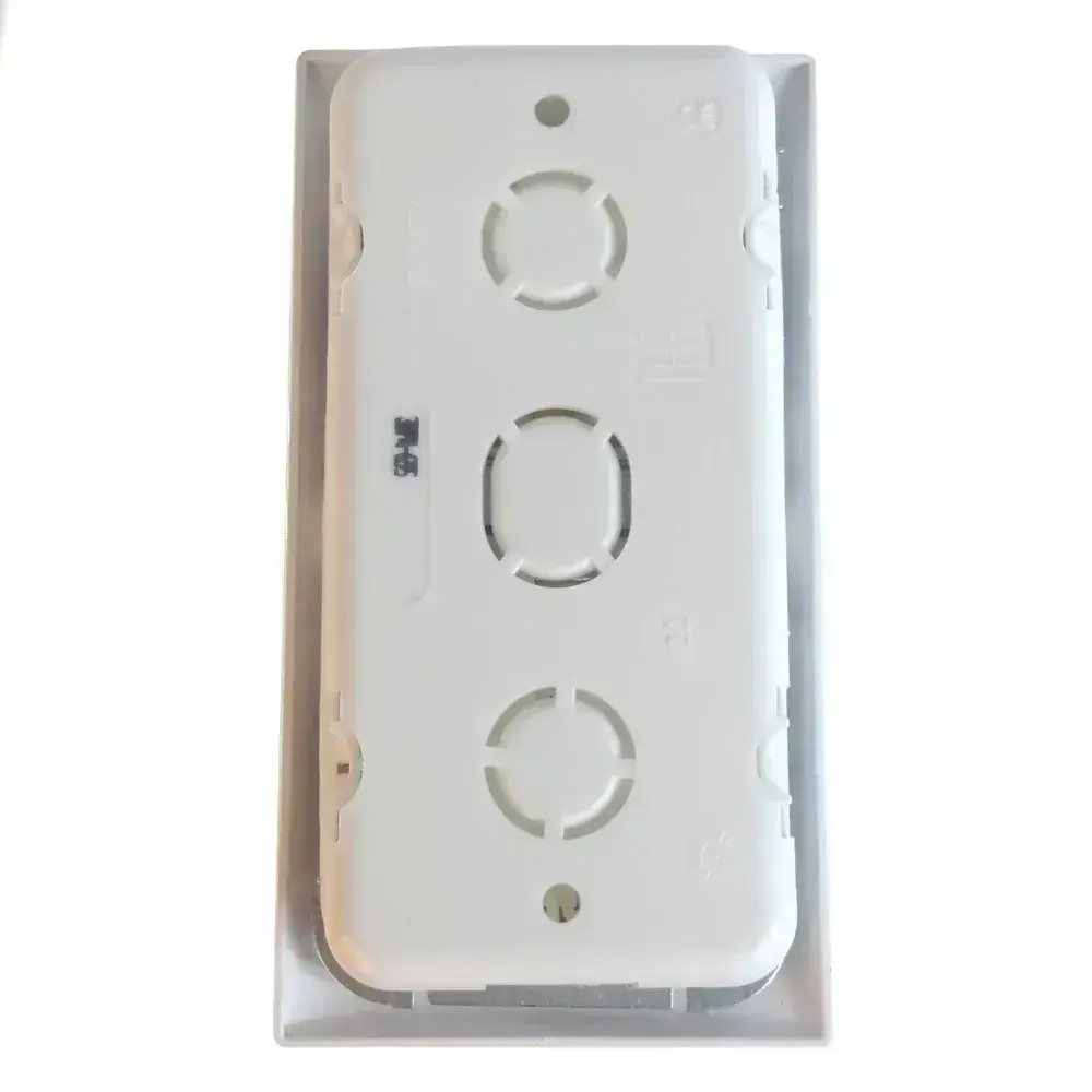 Блок Выключатель трехклавишный + розетка с заземляющим контактом скрытой установки белый 3В-РЦ-695